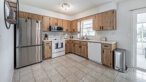 Unclassified image, 3 of 22, button - Charming 2-bedroom house in welcoming Sarasota with AC (Sarasota)