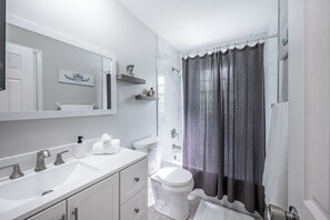 Dusche, Haartrockner, Handtücher, Toilettenpapier