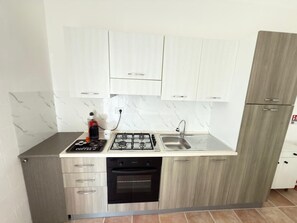 Microonde, forno, piano cottura, macchina per tè/caffè