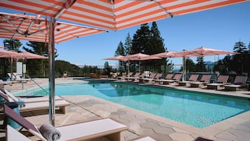 Ulkouima-allas, aurinkotuoleja