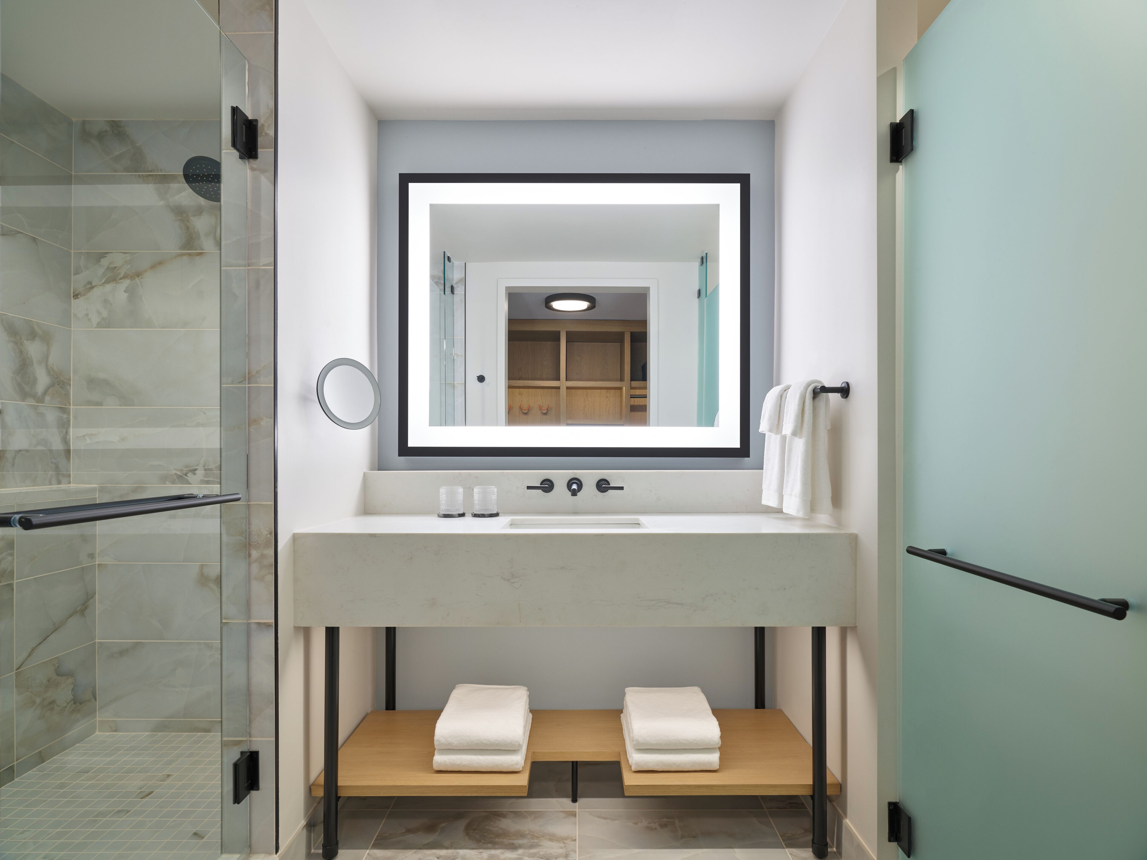 Douche, articles de toilette gratuits, sèche-cheveux, peignoirs