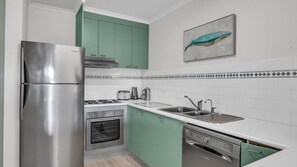 Jääkaappi, mikroaaltouuni, uuni, astianpesukone