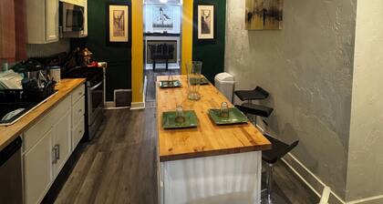 Spacious 4Bed Home Ideal for Groups, Families, & Creatives Minutes from Downtown