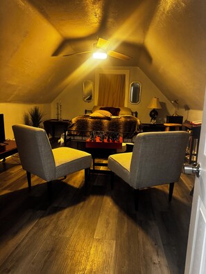 Interior - Spacious 4Bed Home Ideal for Groups, Families, & Creatives Minutes from Downtown (Pittsburgh)