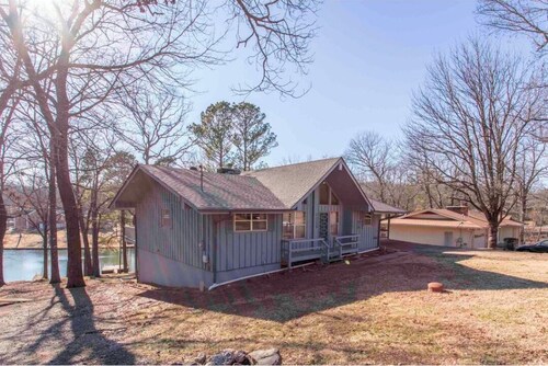 Welcoming 5-bedroom house with amazing lake views