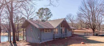 Welcoming 5-bedroom house with amazing lake views