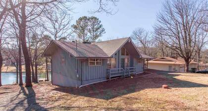 Welcoming 5-bedroom house with amazing lake views