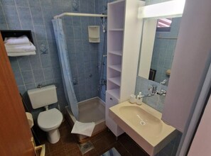 Een douche, handdoeken