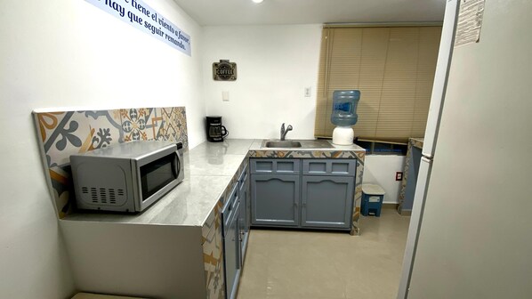 Full-size fridge, microwave, oven, stovetop - Hostal TO3 (Ciudad Madero)