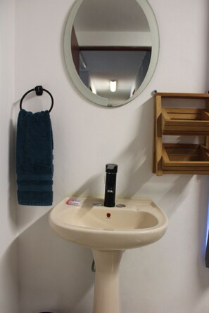 Klassieke tweepersoonskamer | Badkamer | Een douche, handdoeken, zeep, shampoo