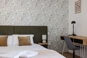 Tabla de planchar con plancha, internet y ropa de cama 