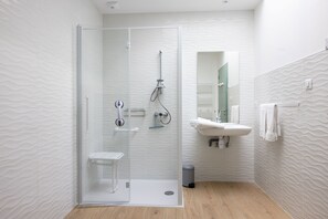 Dusj, hårføner, håndklær og såpe