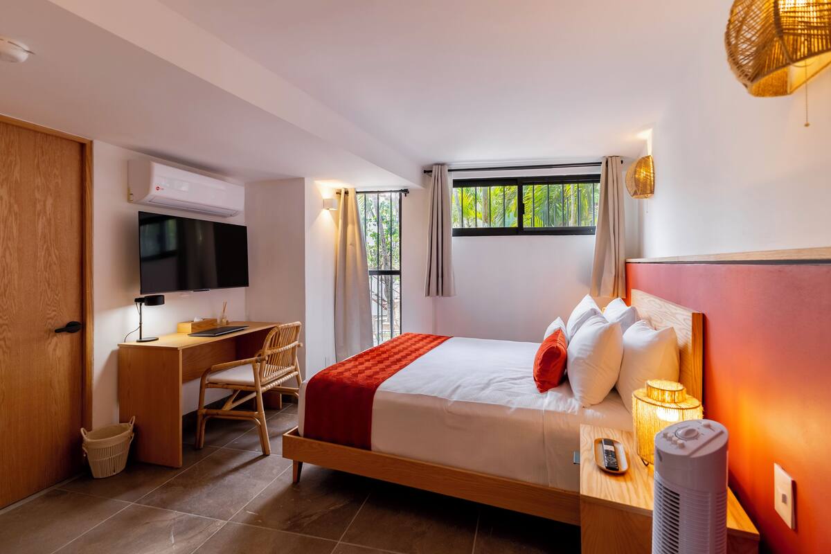 Studio Suite tiện nghi đơn giản | Bộ đồ giường cao cấp, khu vực làm việc phù hợp cho laptop 