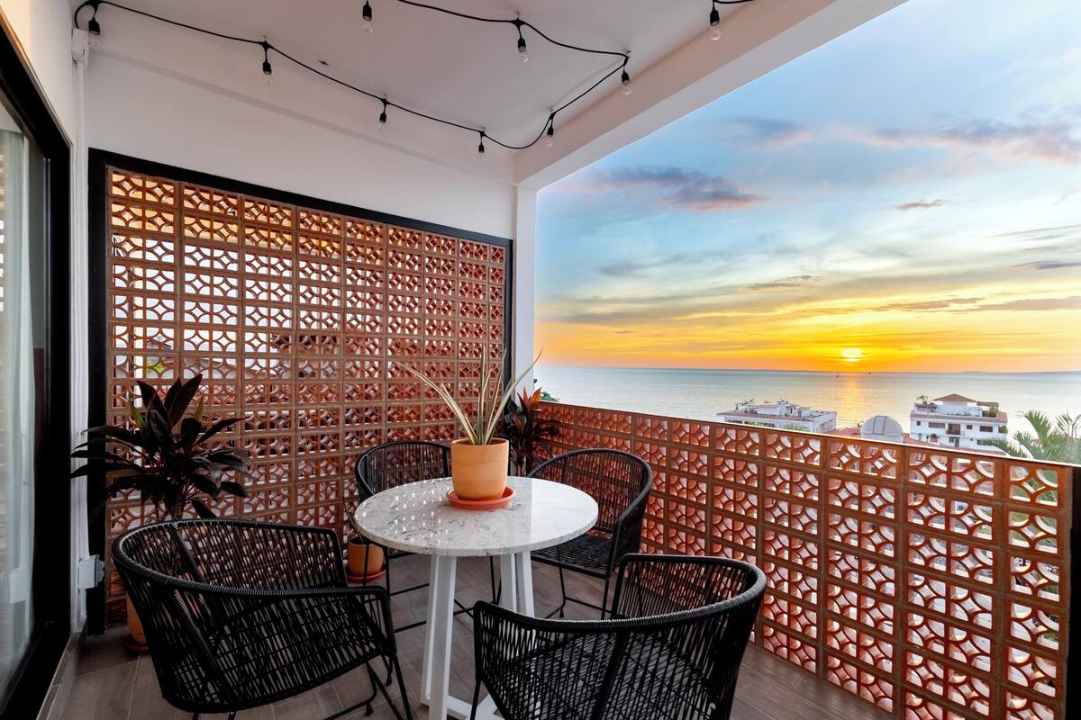Luxury Suite, Ocean View | Premium bedding, individually decorated, laptop workspace