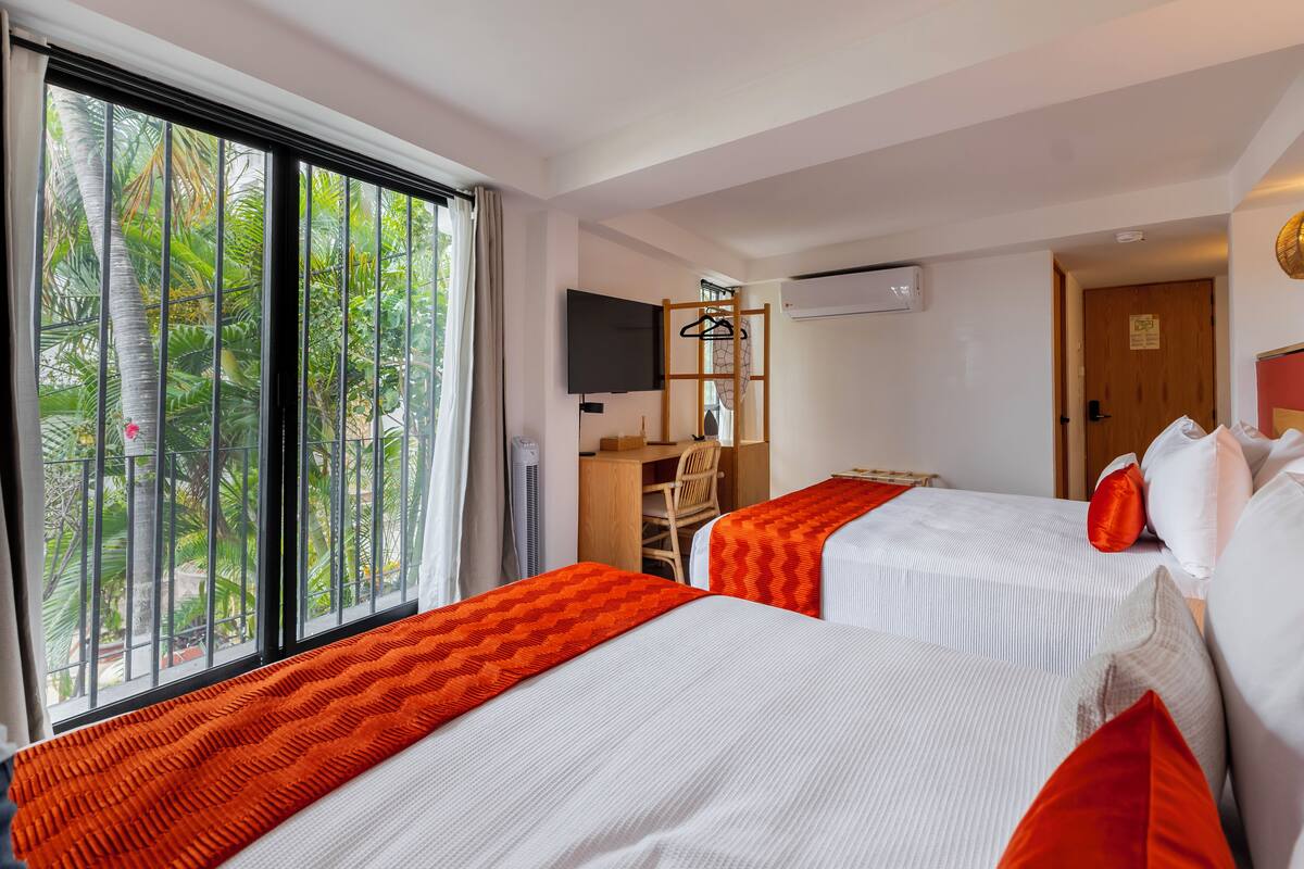 Studio Suite phong cách cổ điển | Bộ đồ giường cao cấp, khu vực làm việc phù hợp cho laptop 