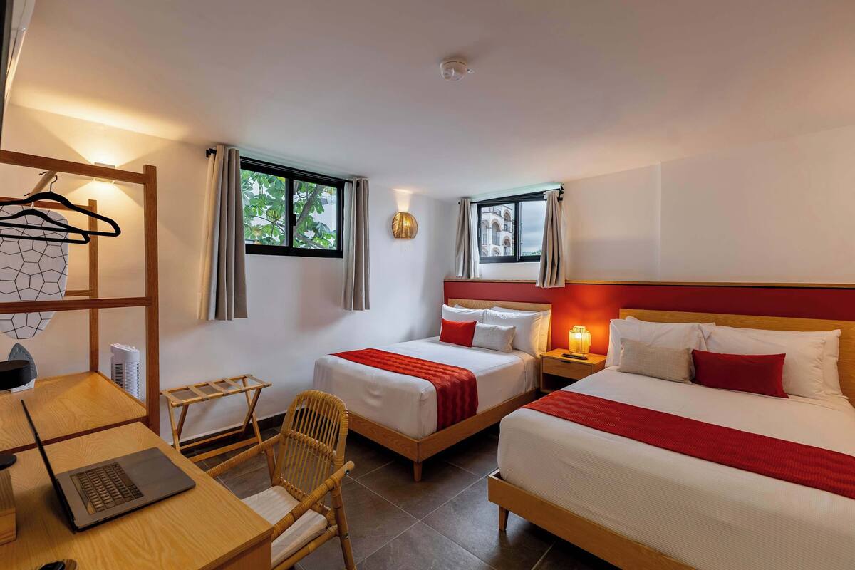 Studio Suite truyền thống | Bộ đồ giường cao cấp, khu vực làm việc phù hợp cho laptop 