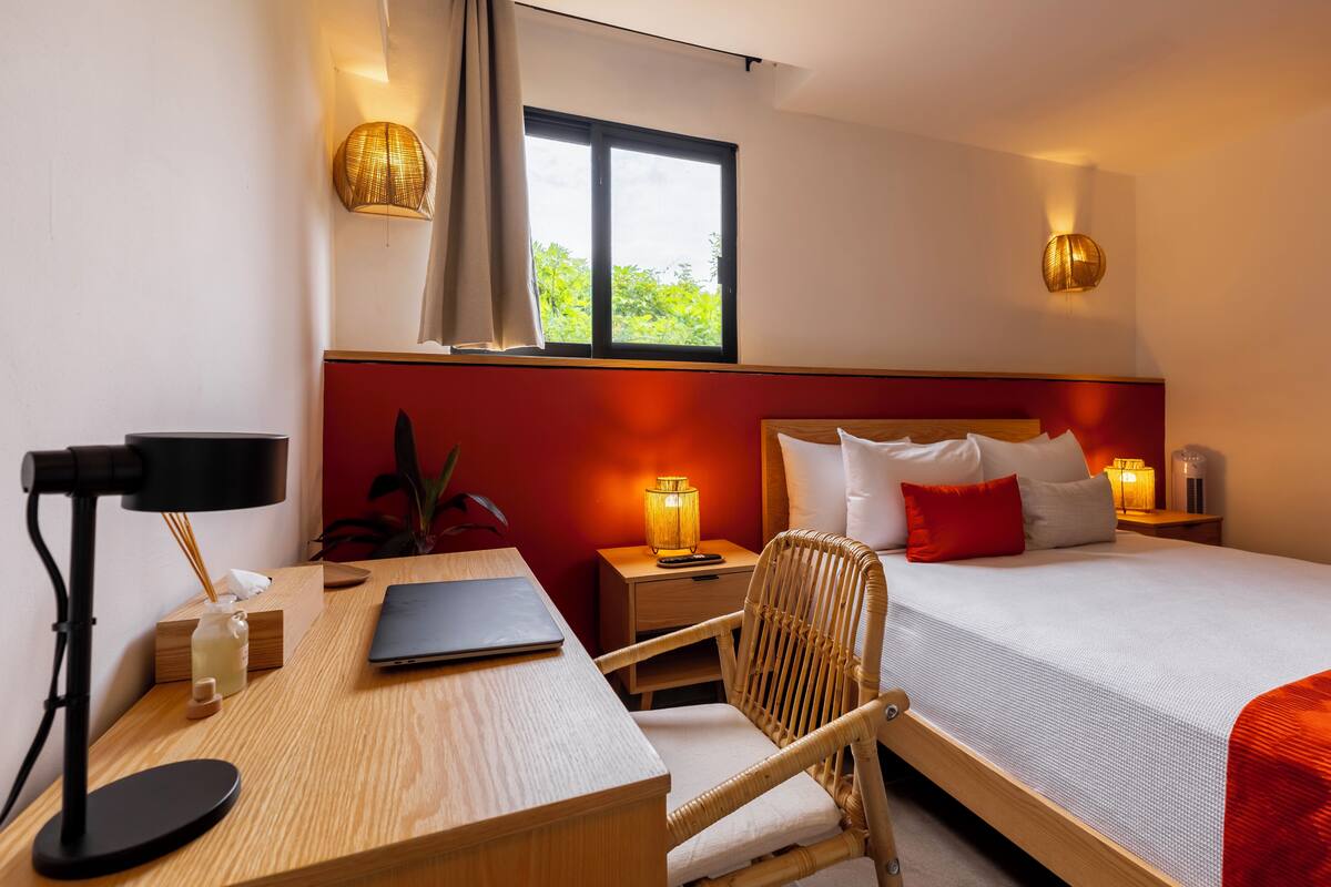 Studio Suite Tiêu chuẩn | Bộ đồ giường cao cấp, khu vực làm việc phù hợp cho laptop 