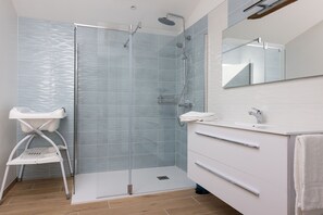 Shower, hair dryer, towels, toilet paper