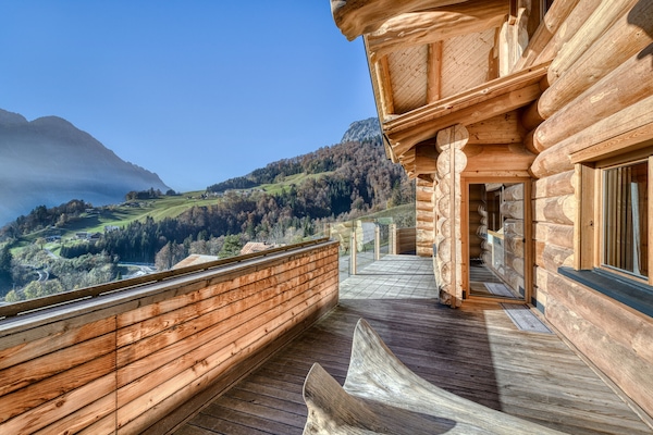 Chalet Bomhüsle in Dalaas in the Klostertal valley with balcony.