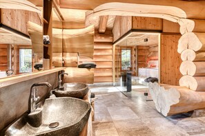 Dusche, Haartrockner, Handtücher, Toilettenpapier