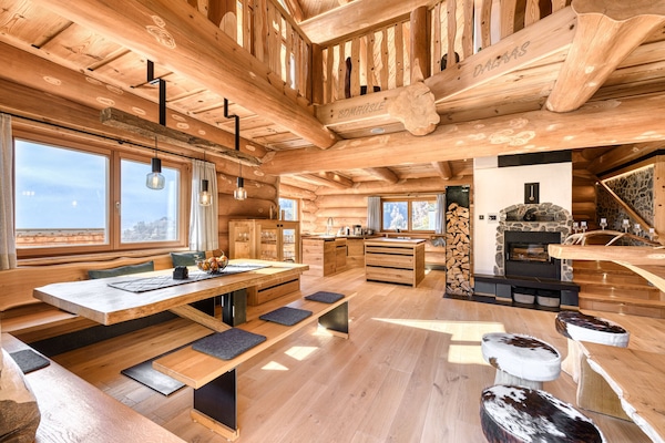 Chalet Bomhüsle in Dalaas im Klostertal mit großem Esstisch.