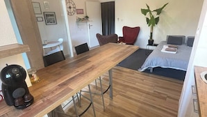 A compact living space with a kitchenette, a dining area, and a bed. - Superb studio in secure residence with swimming pool (Gagnac-sur-Garonne)