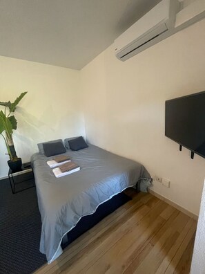 1 chambre, bureau, fer et planche à repasser, lit parapluie