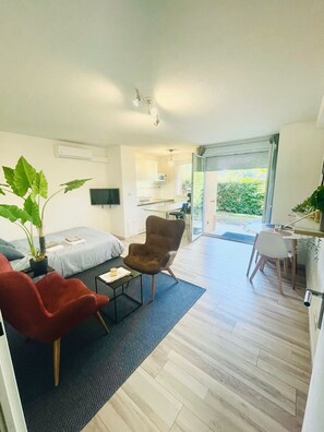 1 室のベッドルーム、デスク、アイロン / アイロン台、旅行用ベビーベッド