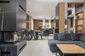 TV connectée, cheminée, table de tennis de table