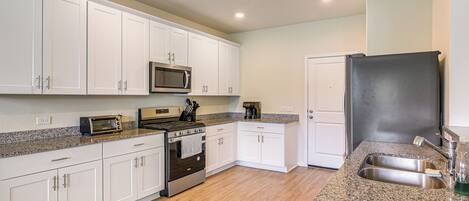 Fridge, microwave, stovetop, dishwasher