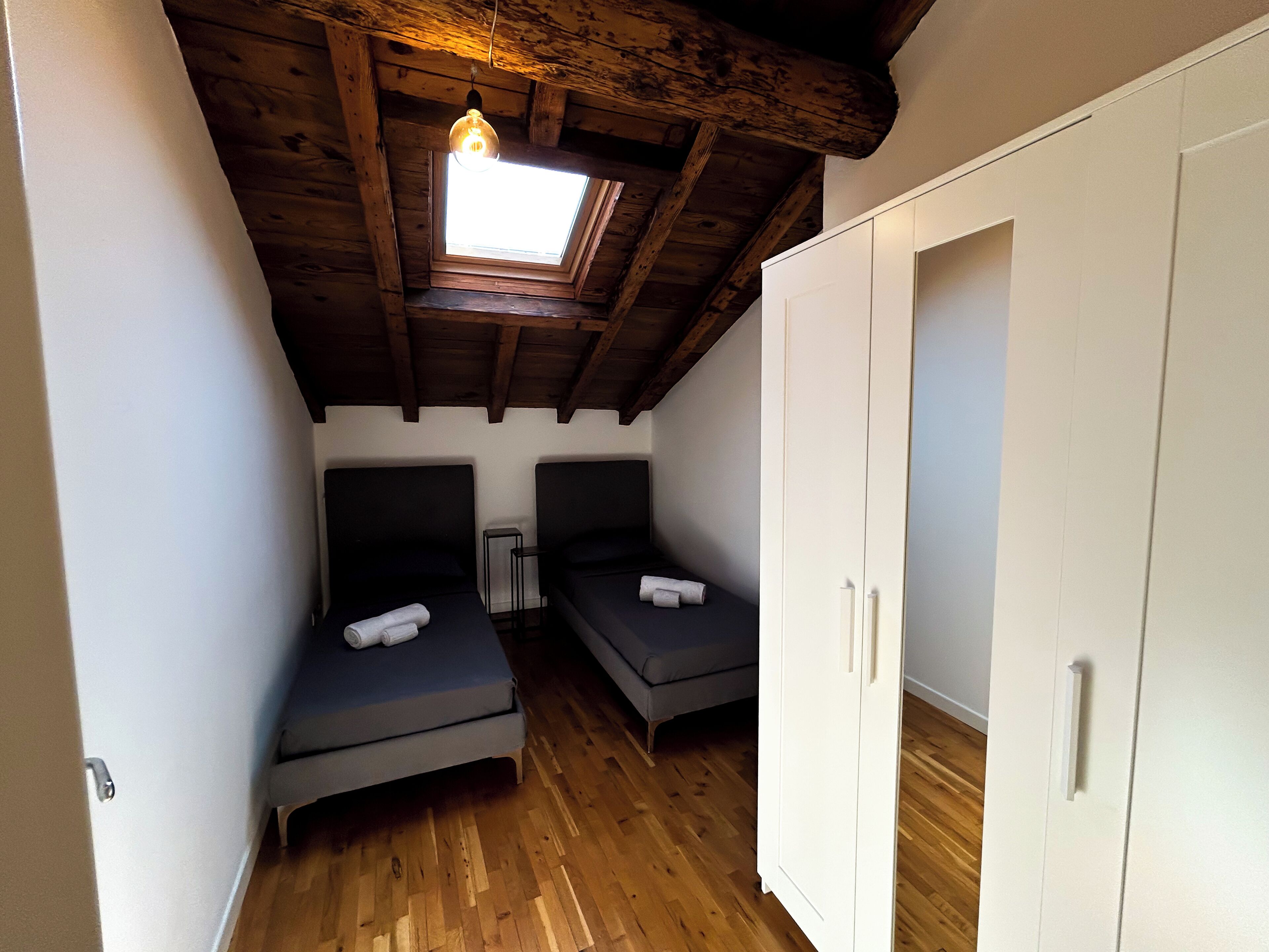 2 camere, una cassaforte in camera, una scrivania, ferro/asse da stiro