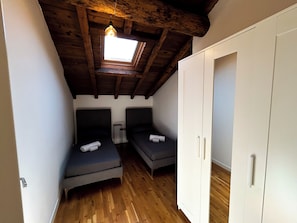 2 bedrooms, in-room safe, desk, iron/ironing board - [Loft attic] on the Bergamo skyline (Bergamo)
