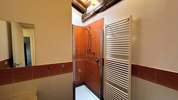 Dusche, Haartrockner, Bidet, Handtücher