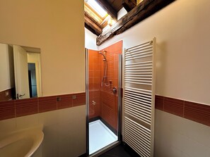 Shower, hair dryer, bidet, towels - [Loft attic] on the Bergamo skyline (Bergamo)