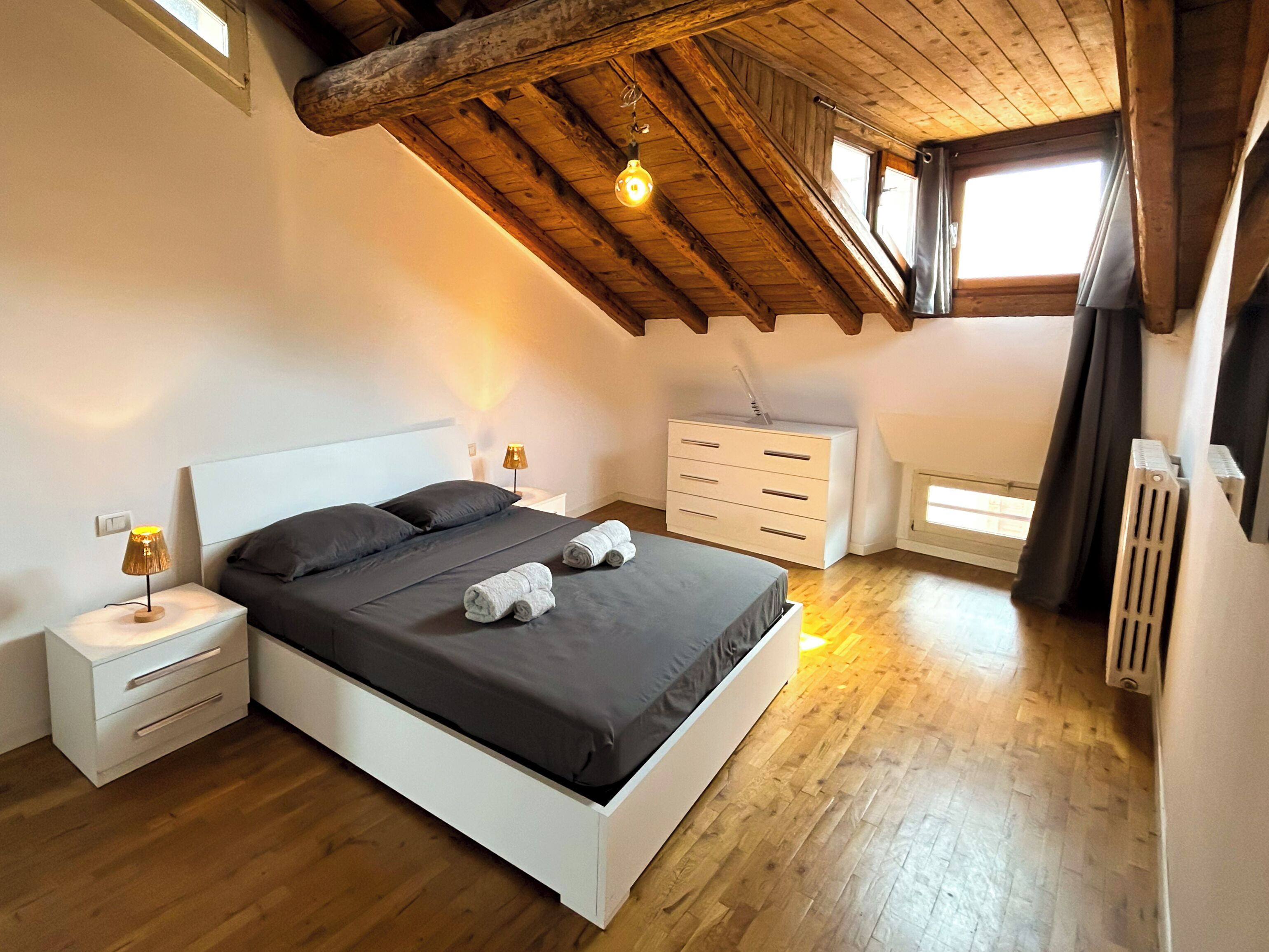 2 Schlafzimmer, Zimmersafe, Schreibtisch, Bügeleisen/Bügelbrett