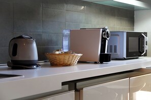 Køleskab, mikrobølgeovn, ovn, kogeplade
