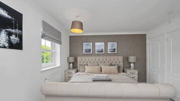 5 bedrooms, iron/ironing board, WiFi, bed sheets