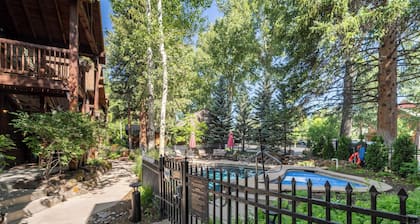 Aspen Hideaway by Avantstay Walk to Aspen, Near Slopes + Pool & Hot Tub Access