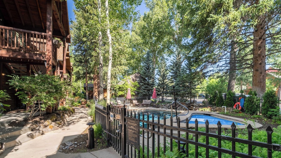 Aspen Hideaway by Avantstay Walk to Aspen, Near Slopes + Pool & Hot Tub Access