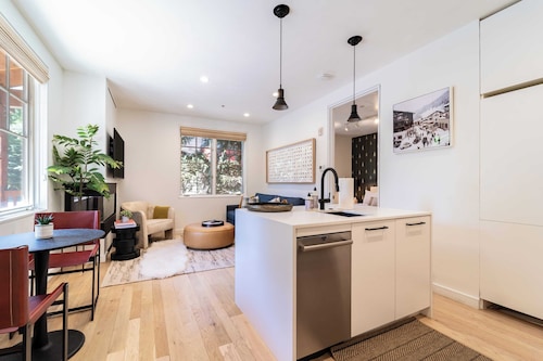 Aspen Hideaway by Avantstay Walk to Aspen, Near Slopes + Pool & Hot Tub Access