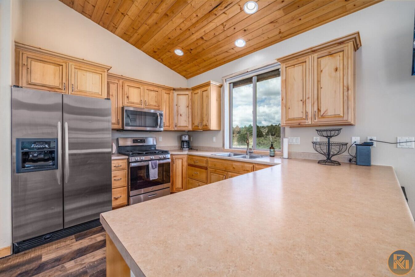 Een magnetron, een oven, een kookplaat, een vaatwasser