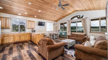 Een televisie en een open haard