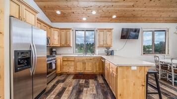 Een magnetron, een oven, een kookplaat, een vaatwasser