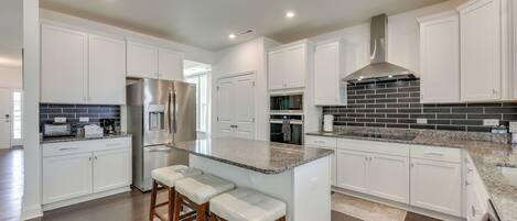 Fridge, microwave, stovetop, dishwasher