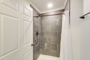 Towels - Walk to Winery! Home w/ Patio & Yard in Holt (Holt)