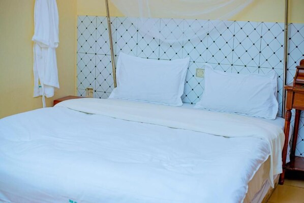 1 bedroom, bed sheets