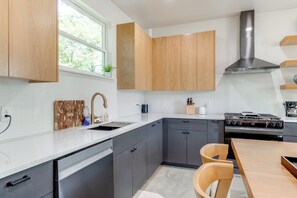 Réfrigérateur, micro-ondes, plaque de cuisson, lave-vaisselle