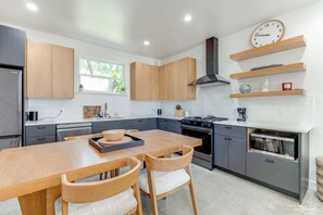 Kühlschrank, Mikrowelle, Herdplatte, Geschirrspüler