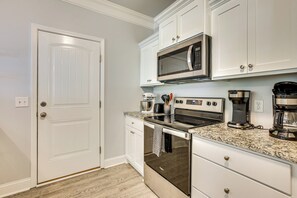 Réfrigérateur, micro-ondes, plaque de cuisson, lave-vaisselle