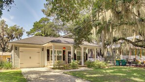 A single-story house with a covered porch, a garage, and a well-maintained lawn. - 1 Mi to Riverfront: Darien Family Home (Darien)